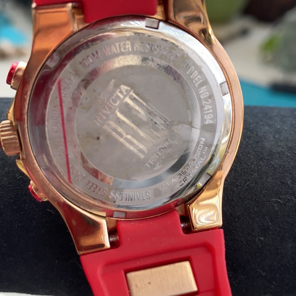 ♦️♦️FIRM♦️♦️INVICTA RED-N-GOLD RUBBER WATCH♦️♦️ - Picture 2 of 4